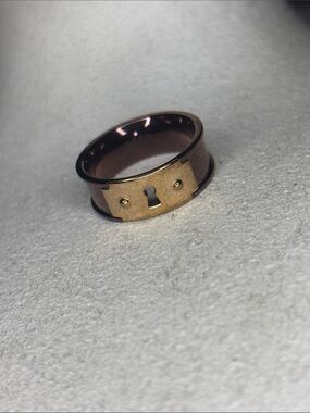 Fossil Keyhole Accent Band Ring - Gold